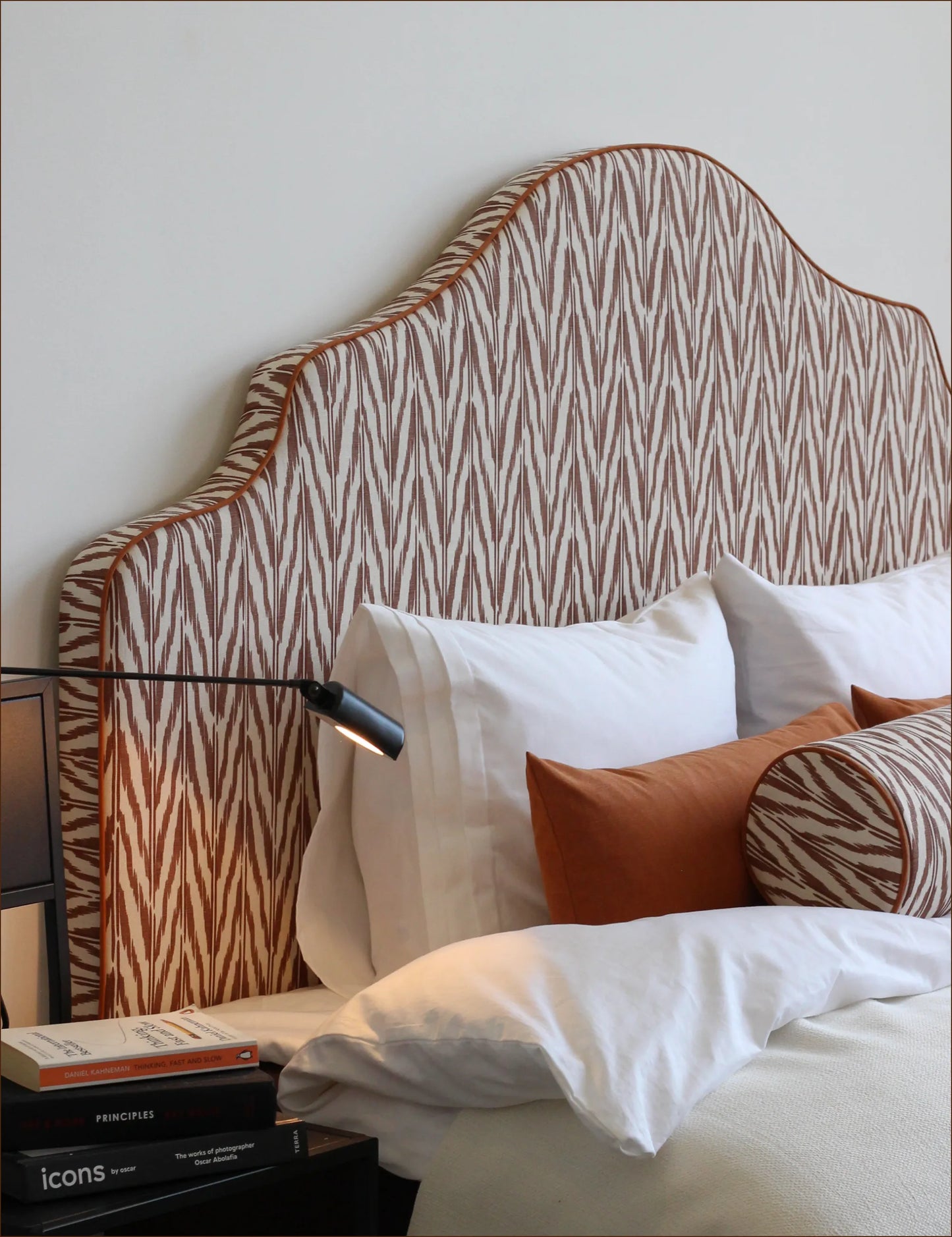 Sänggavel i Helene Blanche Painted Ikat