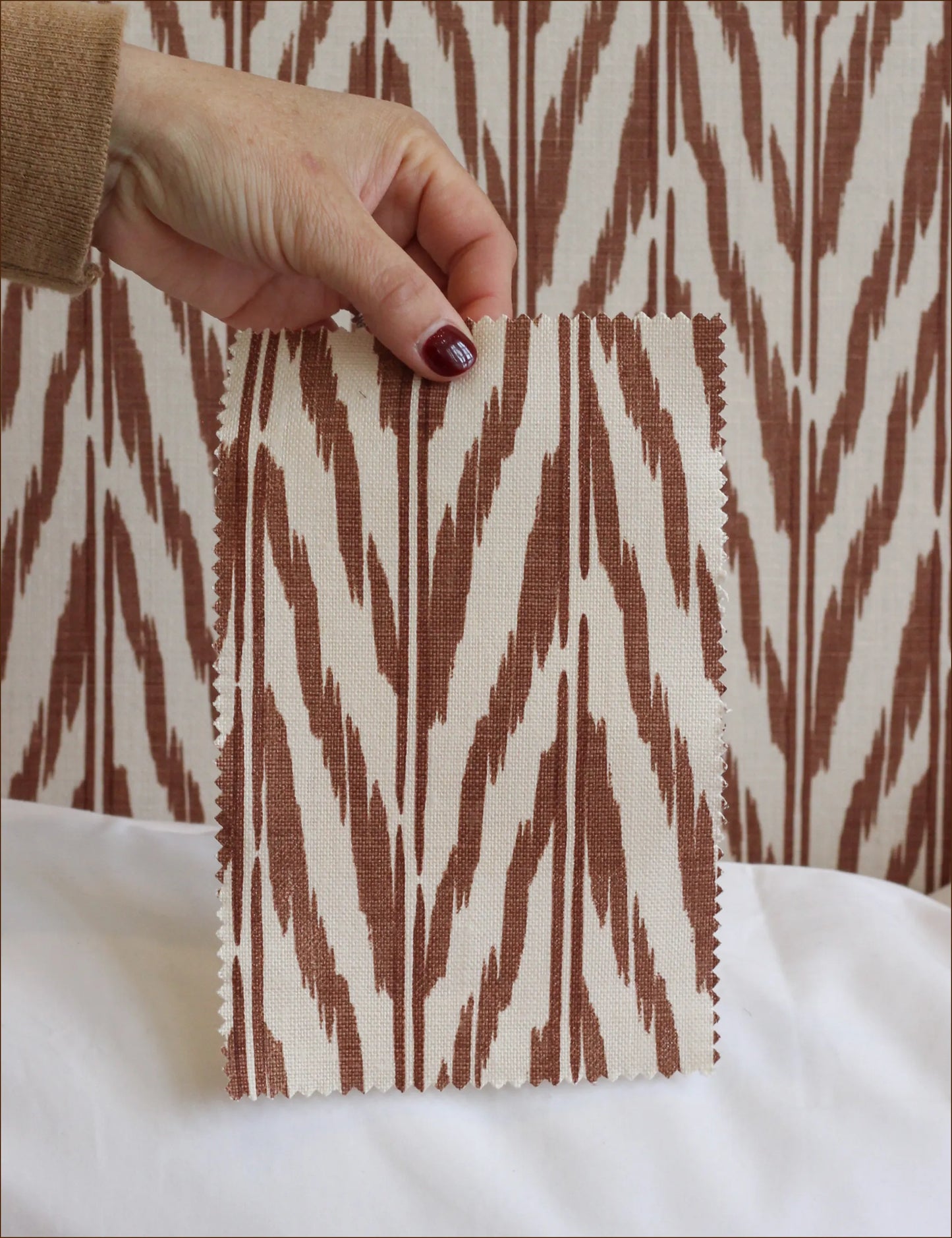 Sänggavel i Helene Blanche Painted Ikat