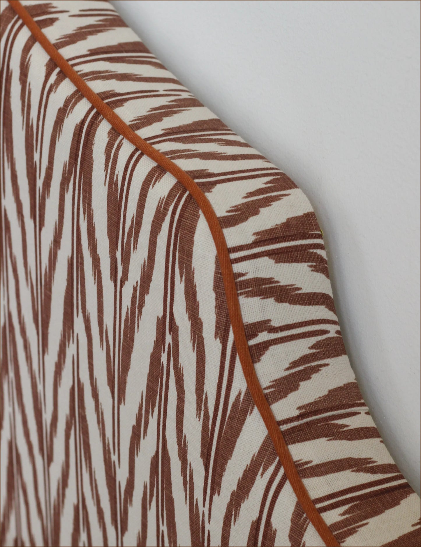 Sänggavel i Helene Blanche Painted Ikat