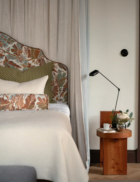 Väggmonterad sänggavel, sänggavel på ben eller hela vägen ner till golvet – vilken ska du välja?