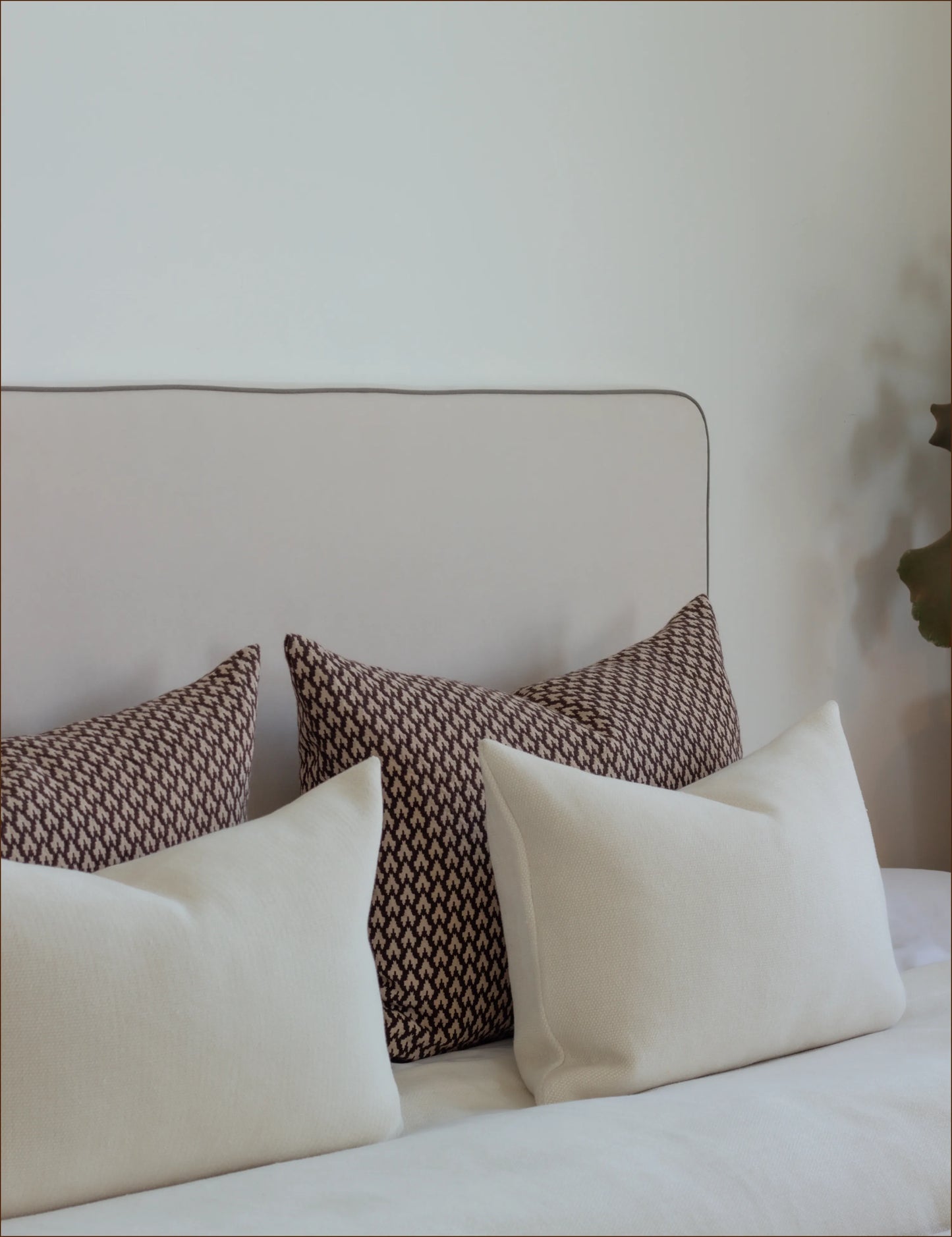 Sänggavel Österlen i beige från Linwood