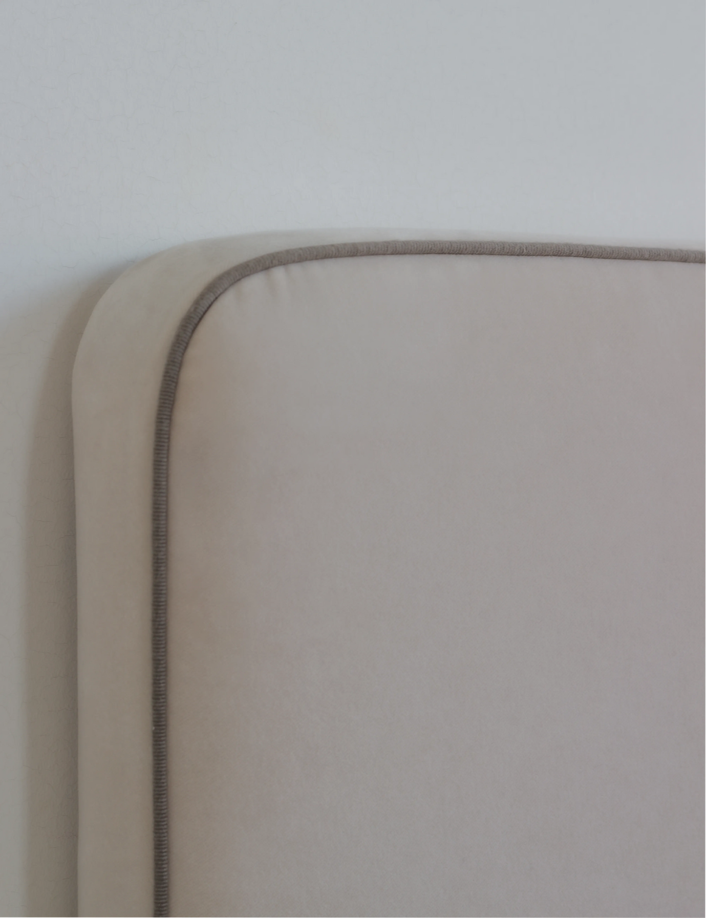 Sänggavel Österlen i beige från Linwood