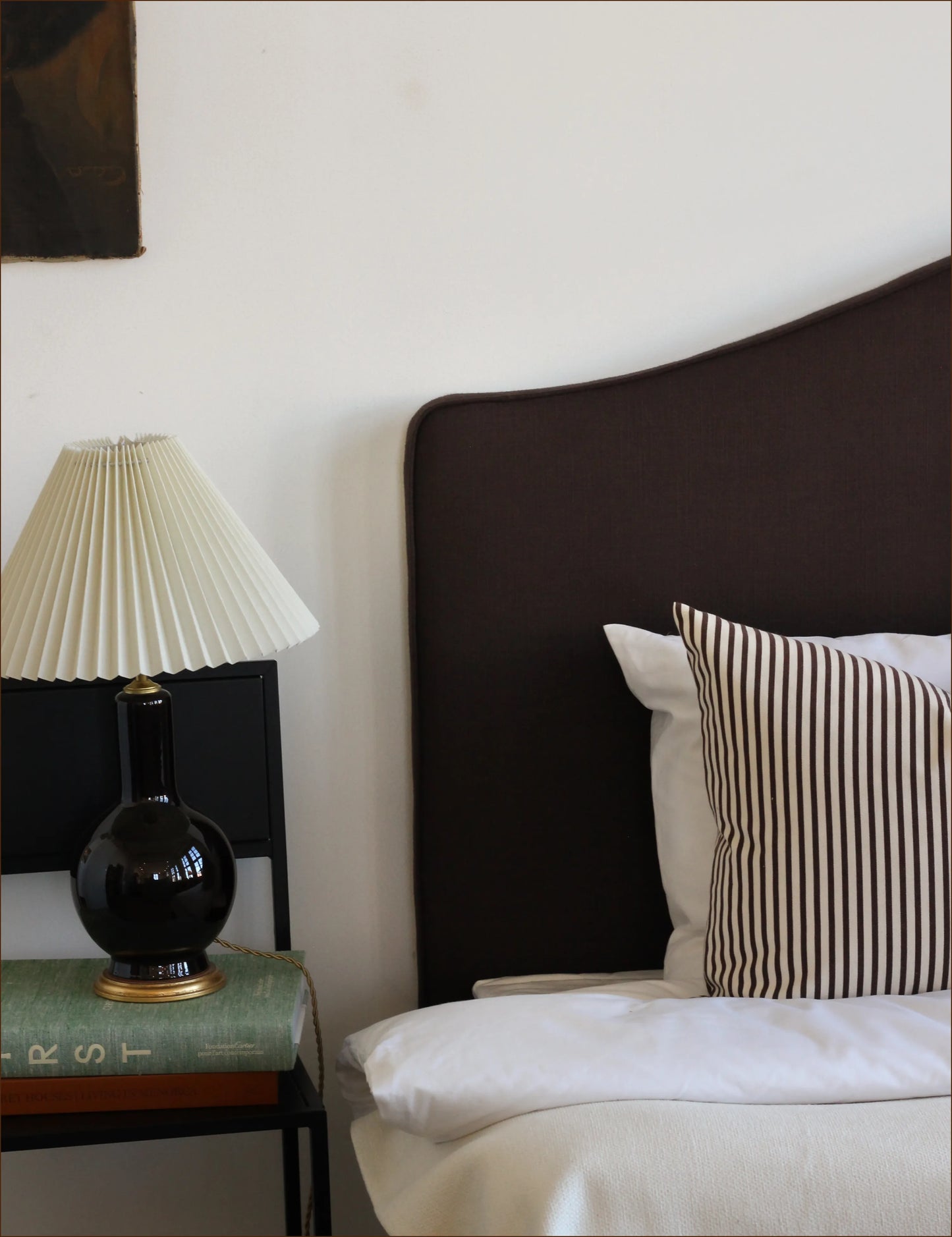 Sänggavel i mörkbrunt linne från Carlucci