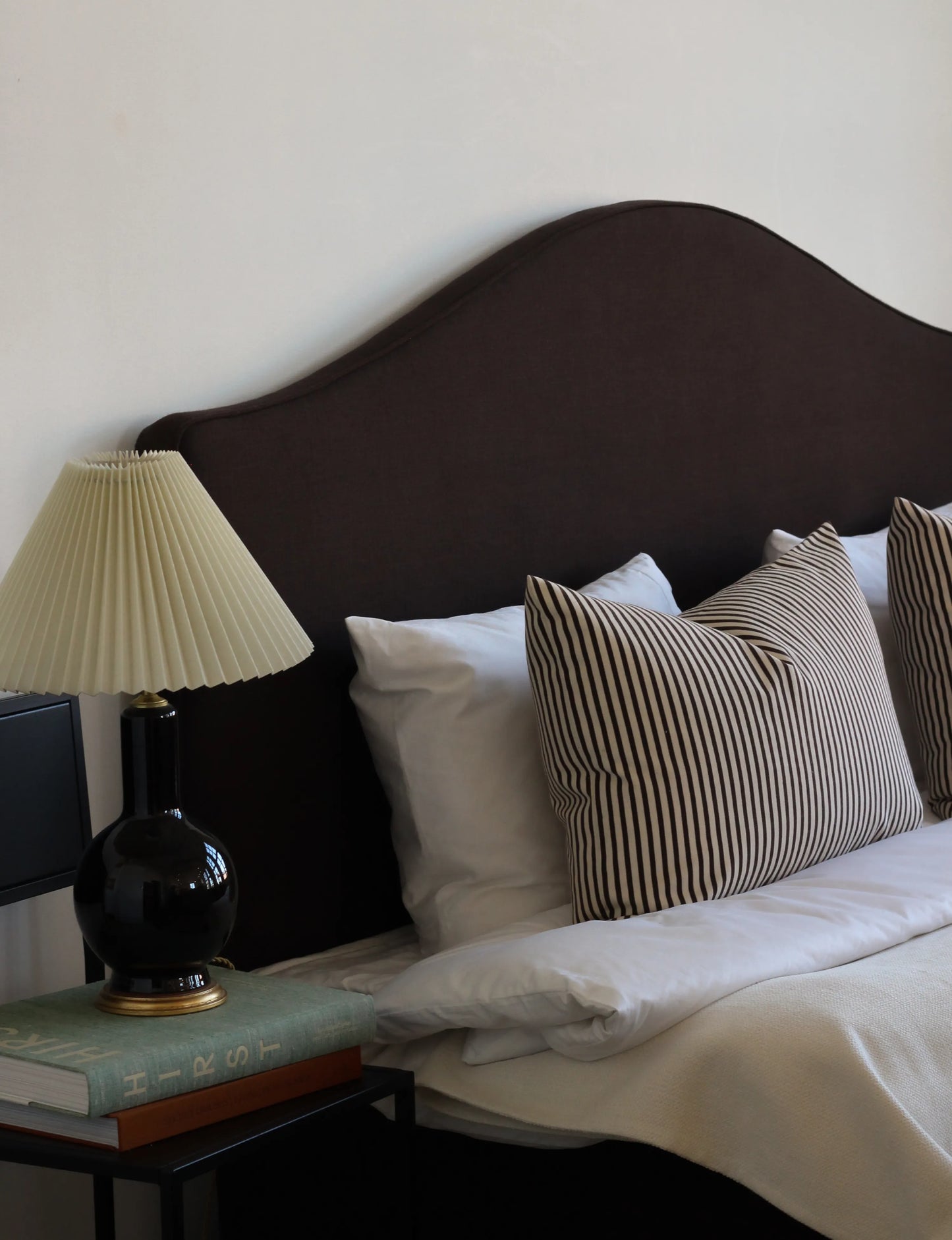 Sänggavel i mörkbrunt linne från Carlucci