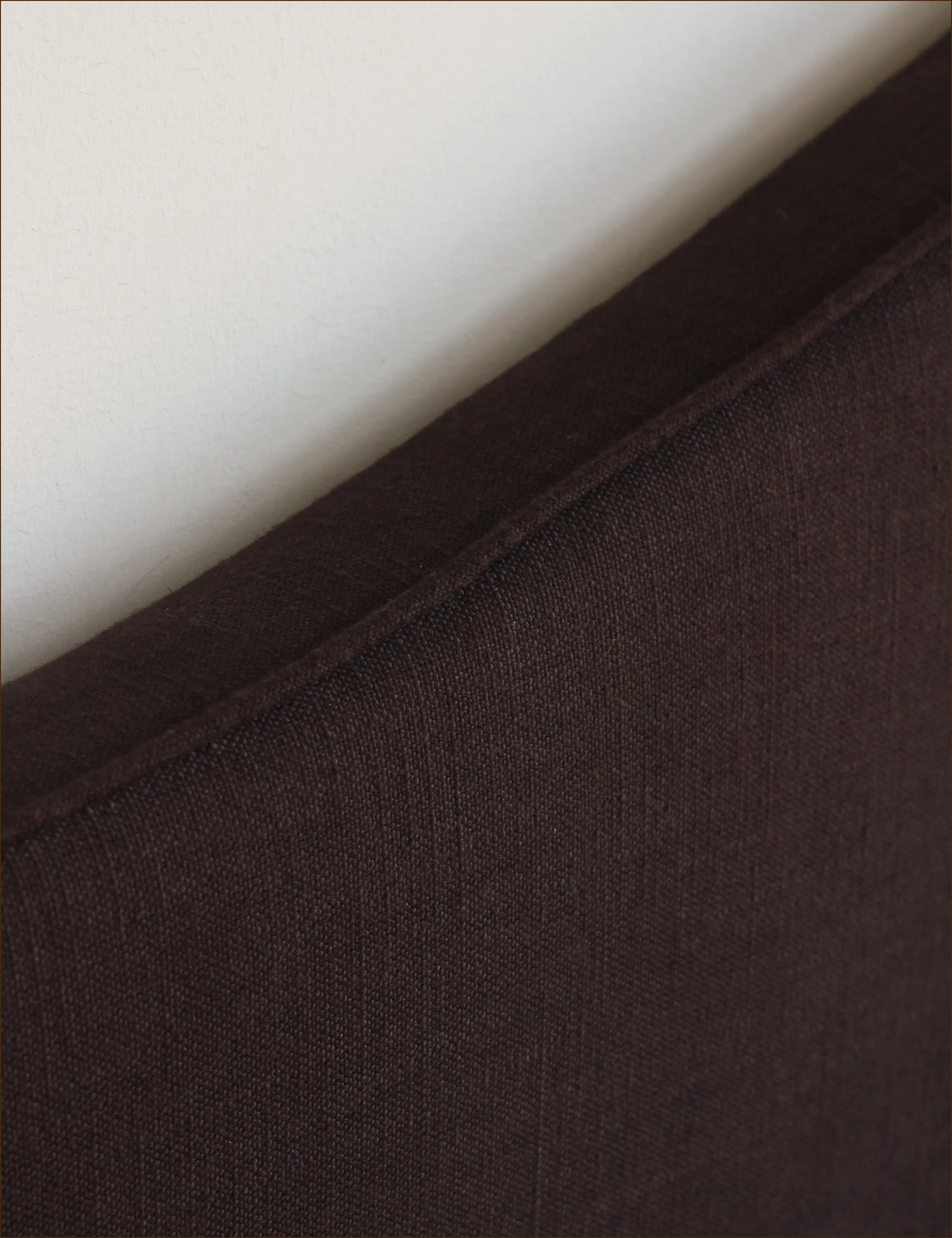 Sänggavel i mörkbrunt linne från Carlucci