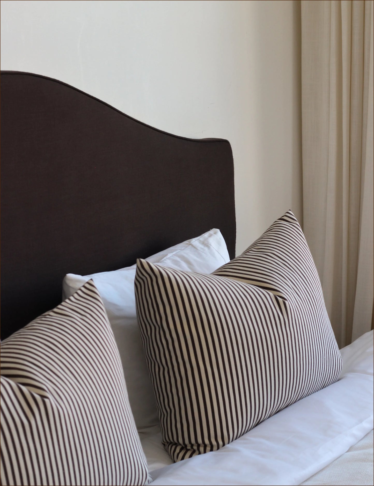 Sänggavel i mörkbrunt linne från Carlucci