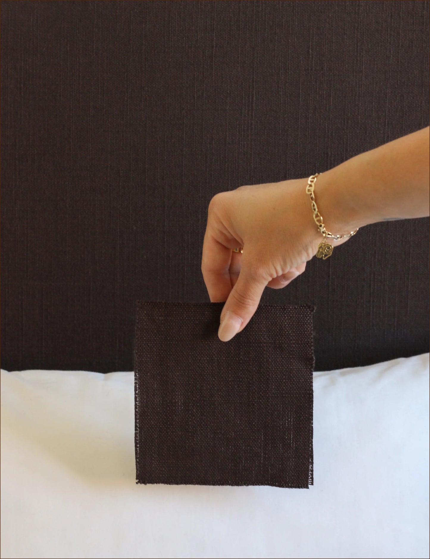 Sänggavel i mörkbrunt linne från Carlucci