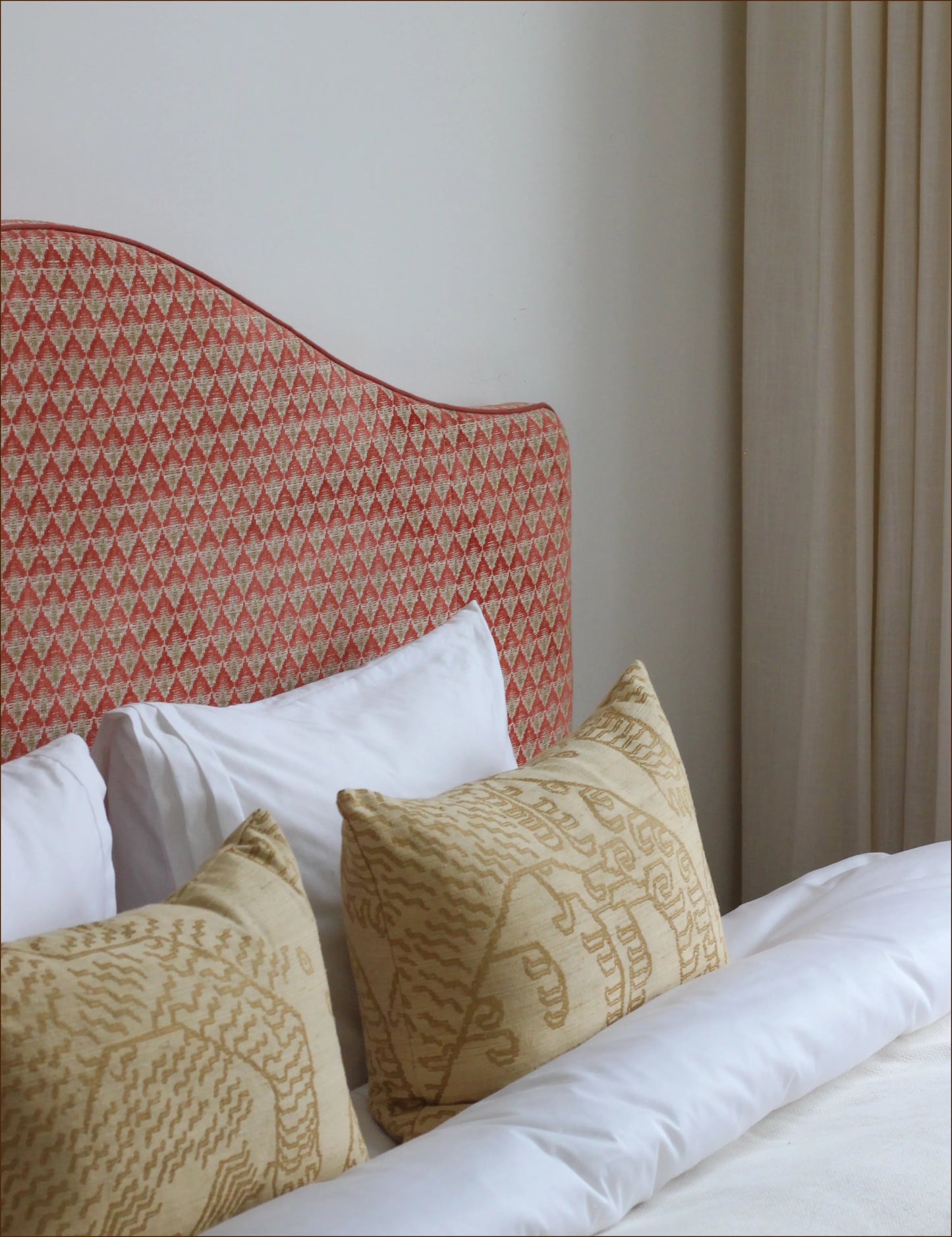 Sänggavel i Carlotta Red