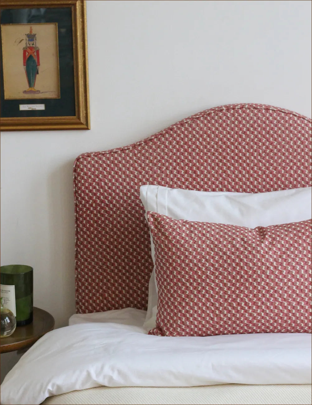 Sänggavel Mayfair klädd i Fermoie Ruffle Ruff Red