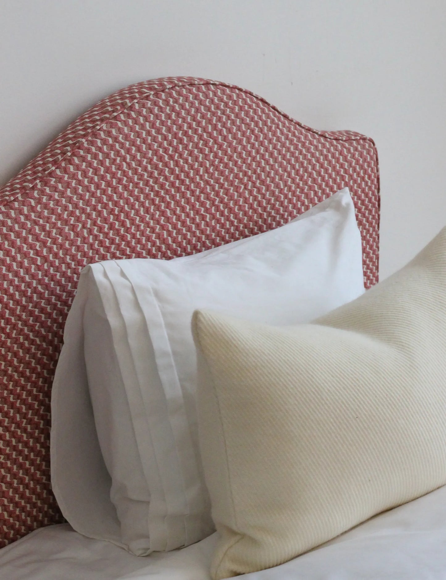 Sänggavel Mayfair klädd i Fermoie Ruffle Ruff Red