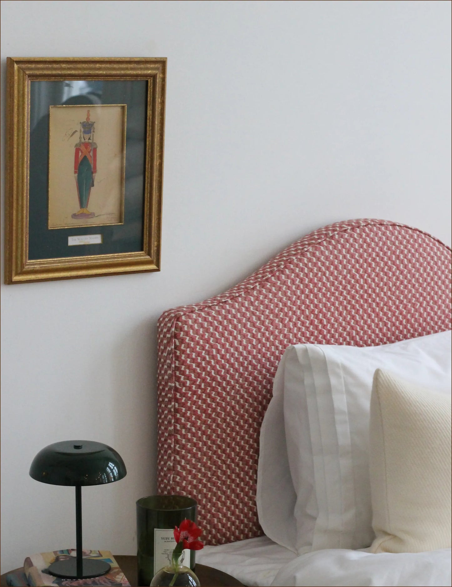 Sänggavel Mayfair klädd i Fermoie Ruffle Ruff Red