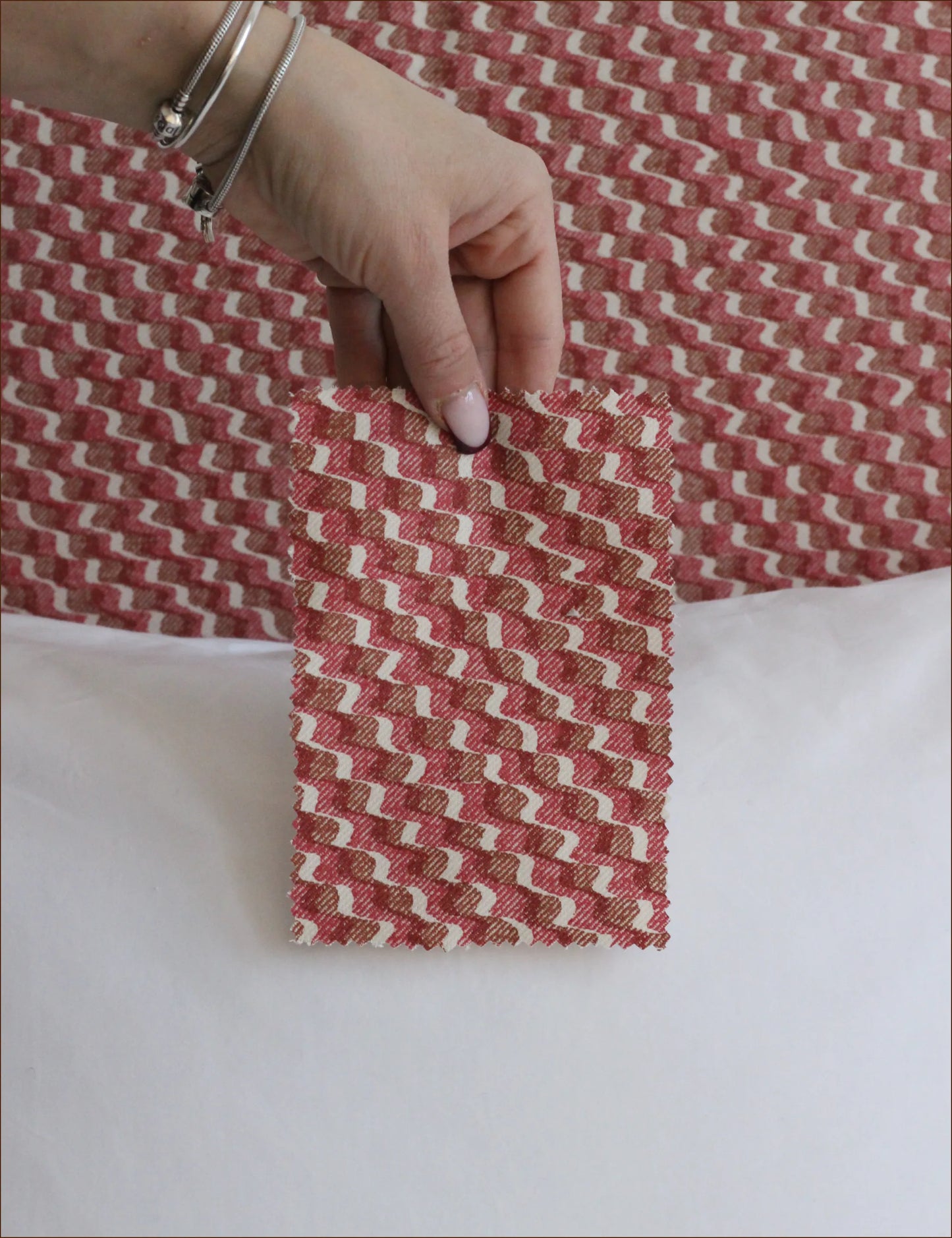 Sänggavel Mayfair klädd i Fermoie Ruffle Ruff Red