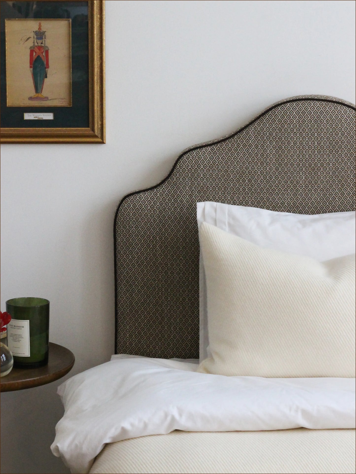 Sänggavel Cotswolds klädd i Guell Le Madrid Basil