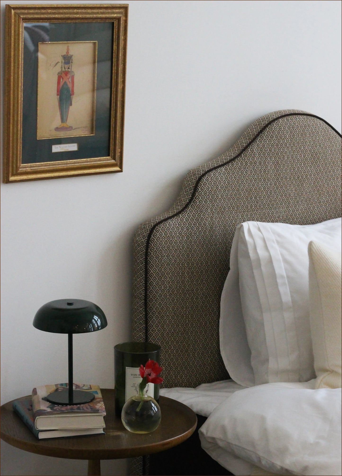 Sänggavel Cotswolds klädd i Guell Le Madrid Basil