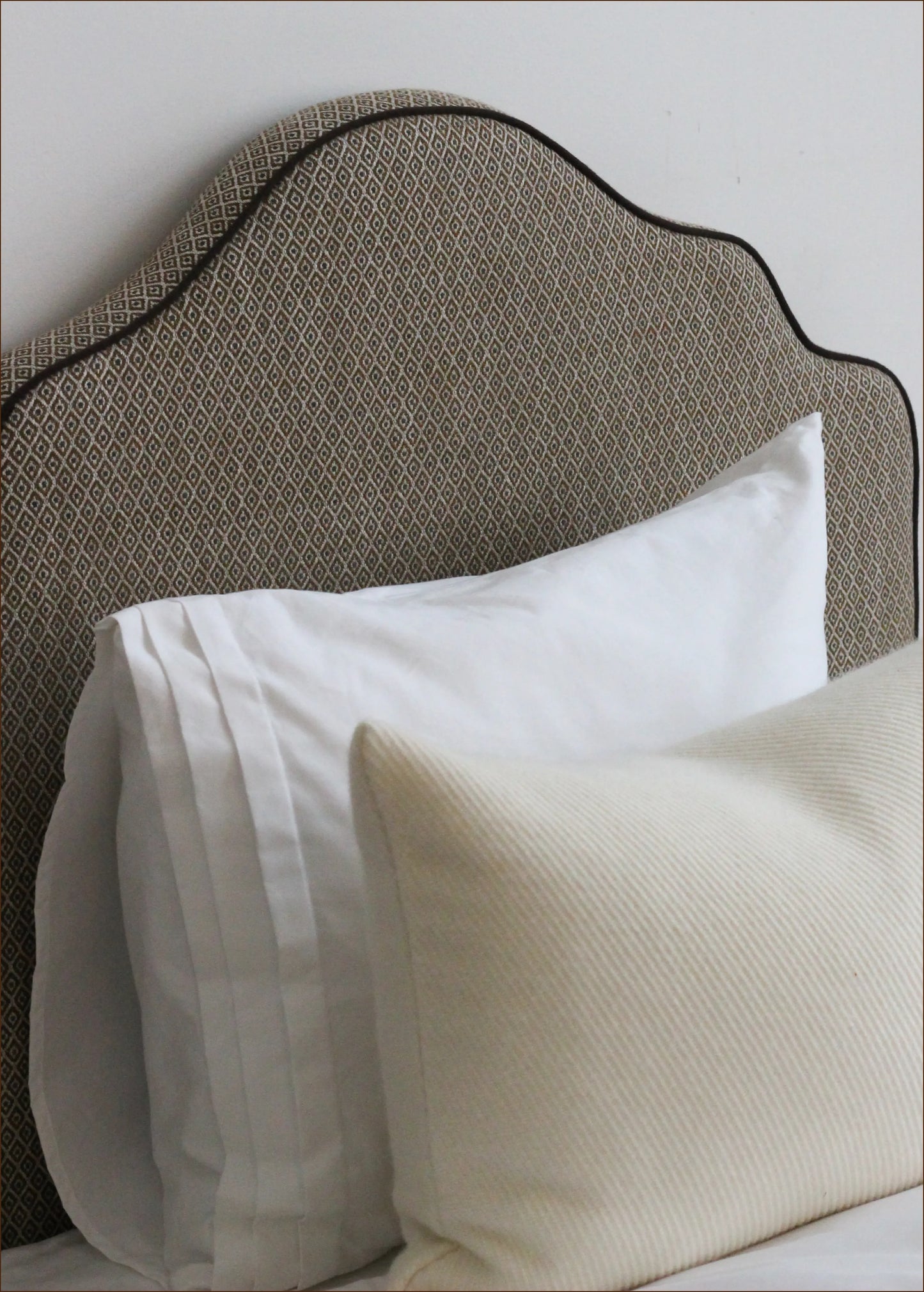 Sänggavel Cotswolds klädd i Guell Le Madrid Basil