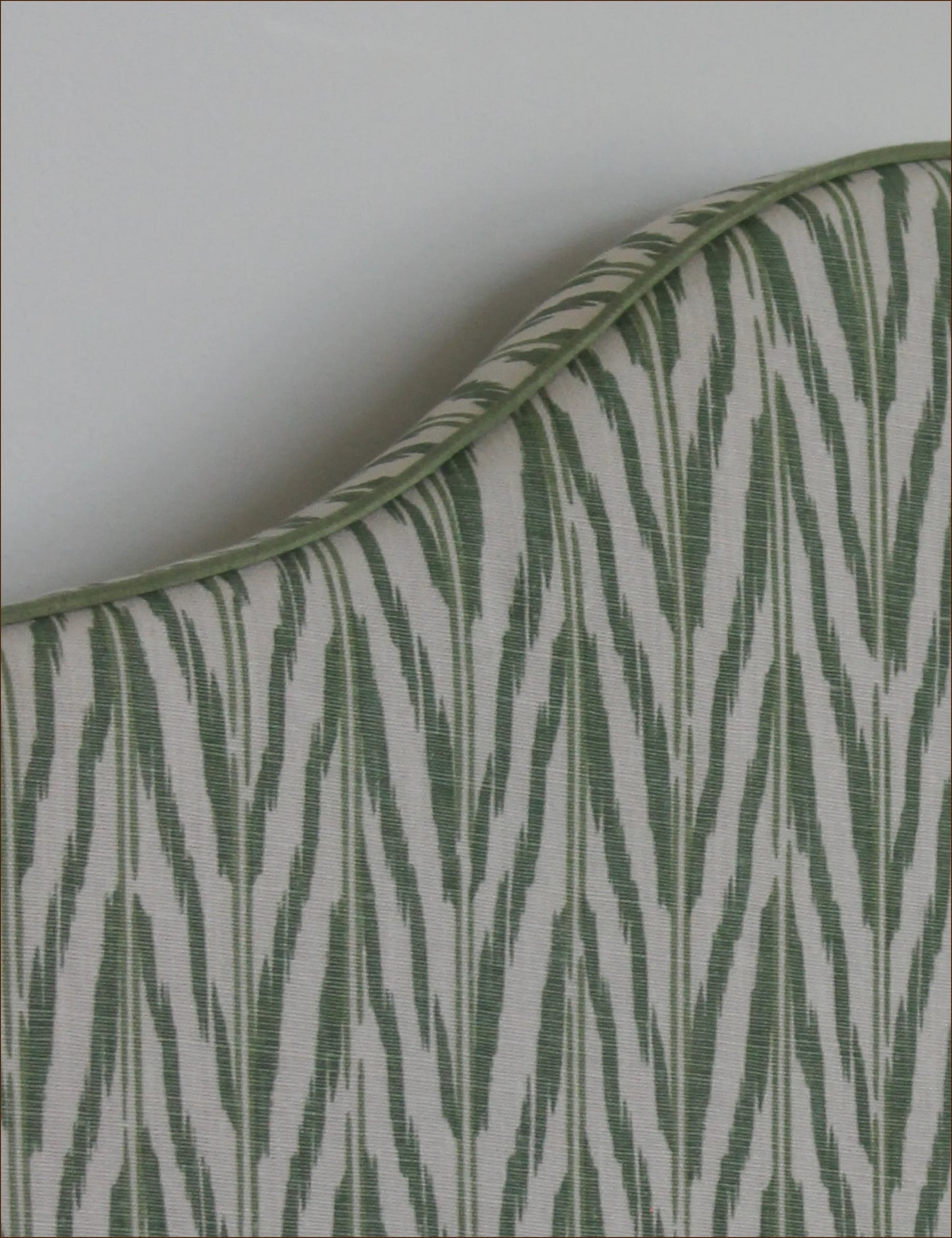 Sänggavel i Helene Blanche Painted Ikat Green