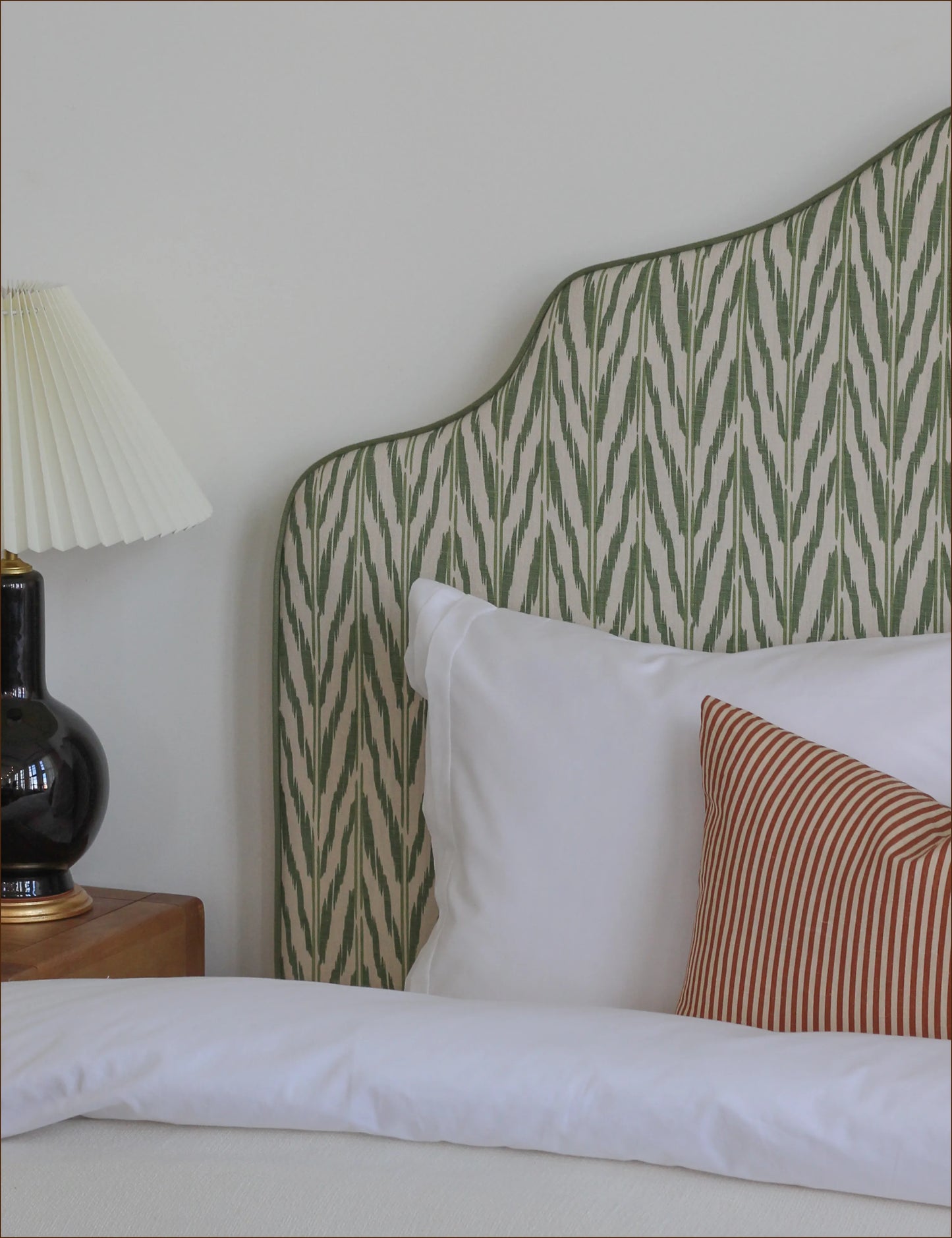 Sänggavel i Helene Blanche Painted Ikat Green