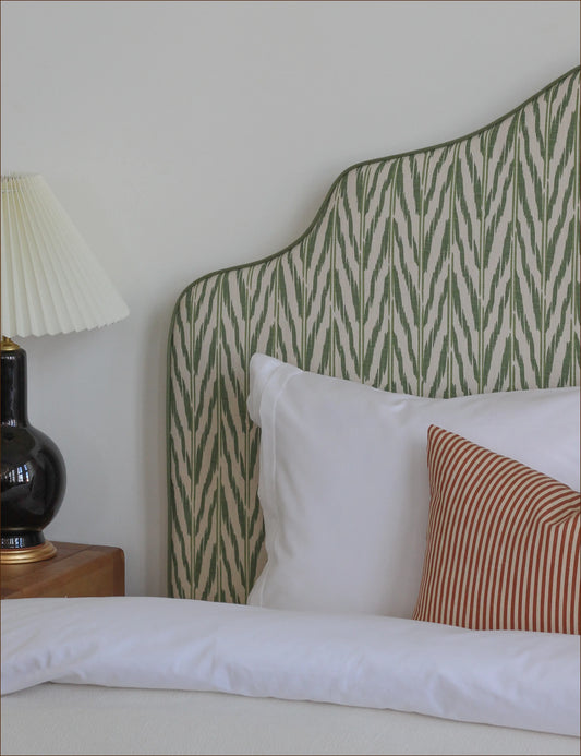 Sänggavel i Helene Blanche Painted Ikat Green