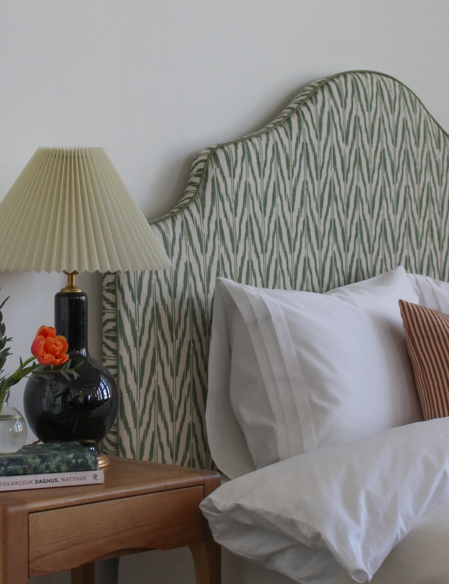 Sänggavel i Helene Blanche Painted Ikat Green