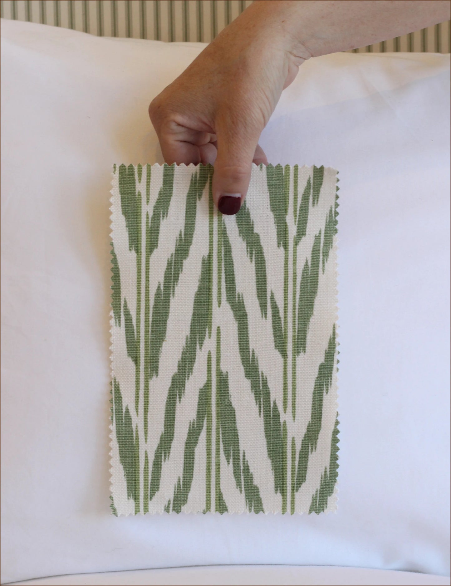 Sänggavel i Helene Blanche Painted Ikat Green