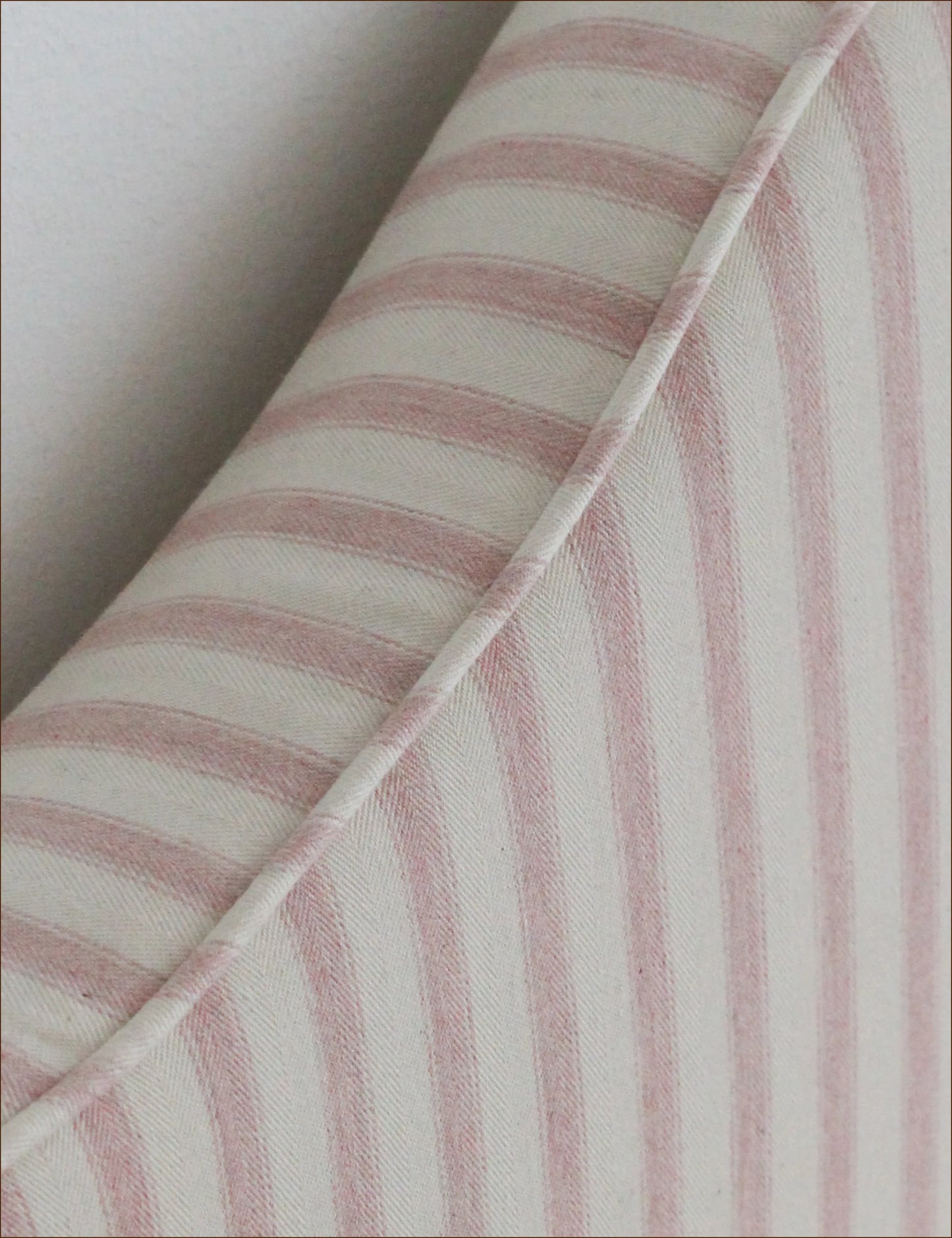 Sänggavel Cotswolds klädd i Ticking  Stripe 2 Pink