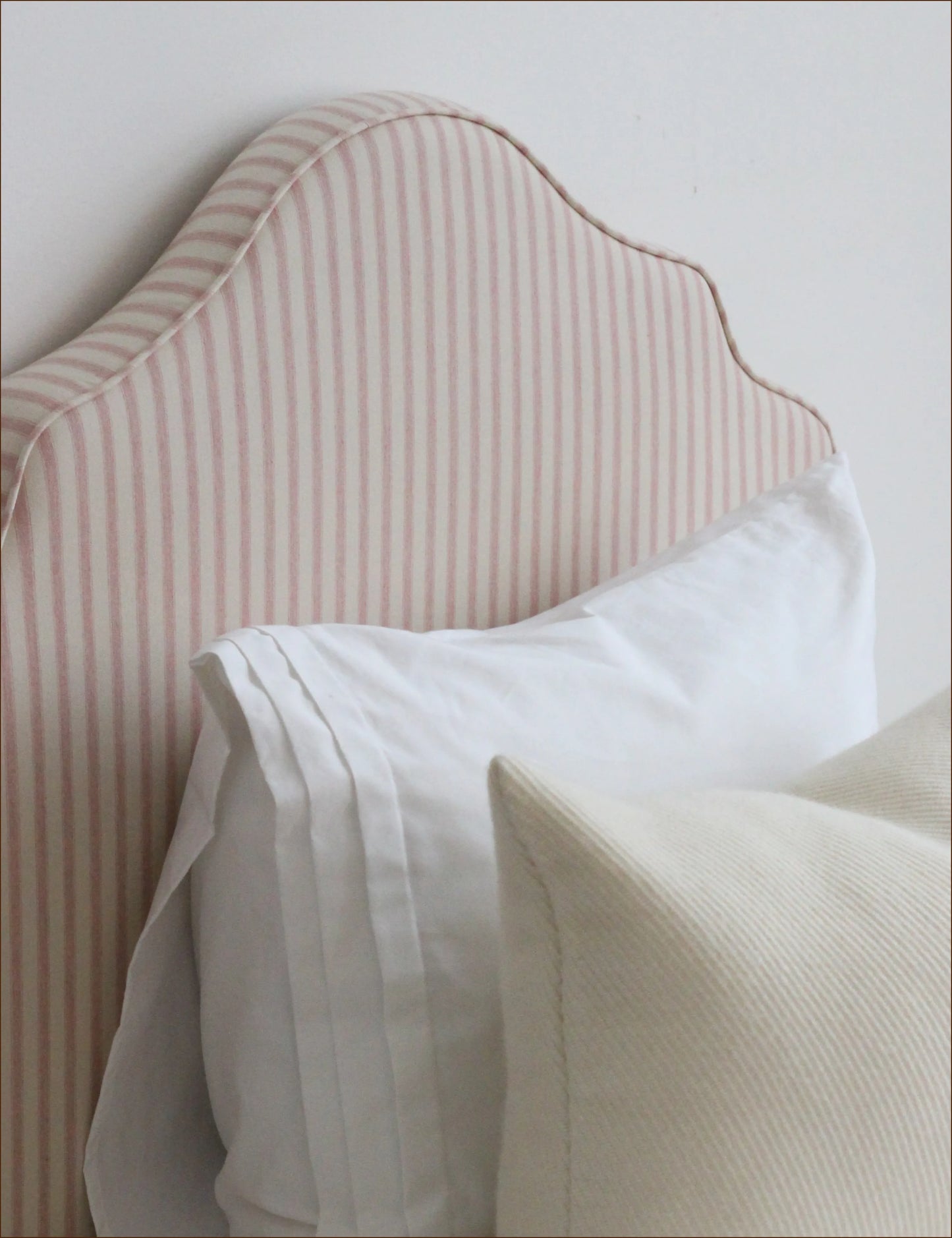 Sänggavel Cotswolds klädd i Ticking  Stripe 2 Pink