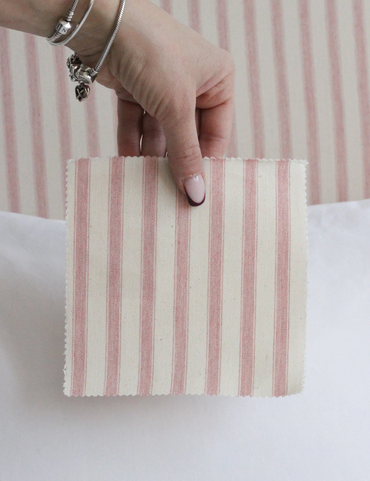 Sänggavel Cotswolds klädd i Ticking  Stripe 2 Pink