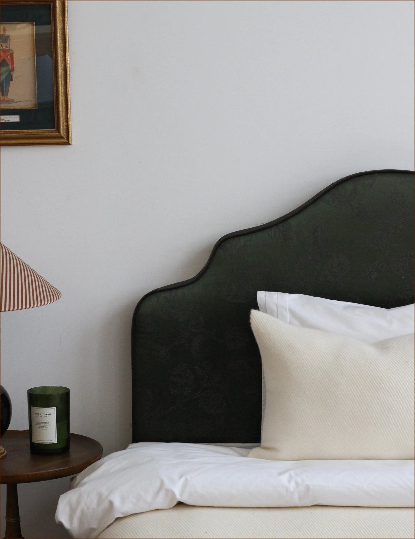 Sänggavel Cotswolds klädd i Dhara Green