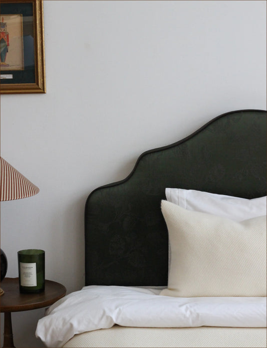 Sänggavel Cotswolds klädd i Dhara Green