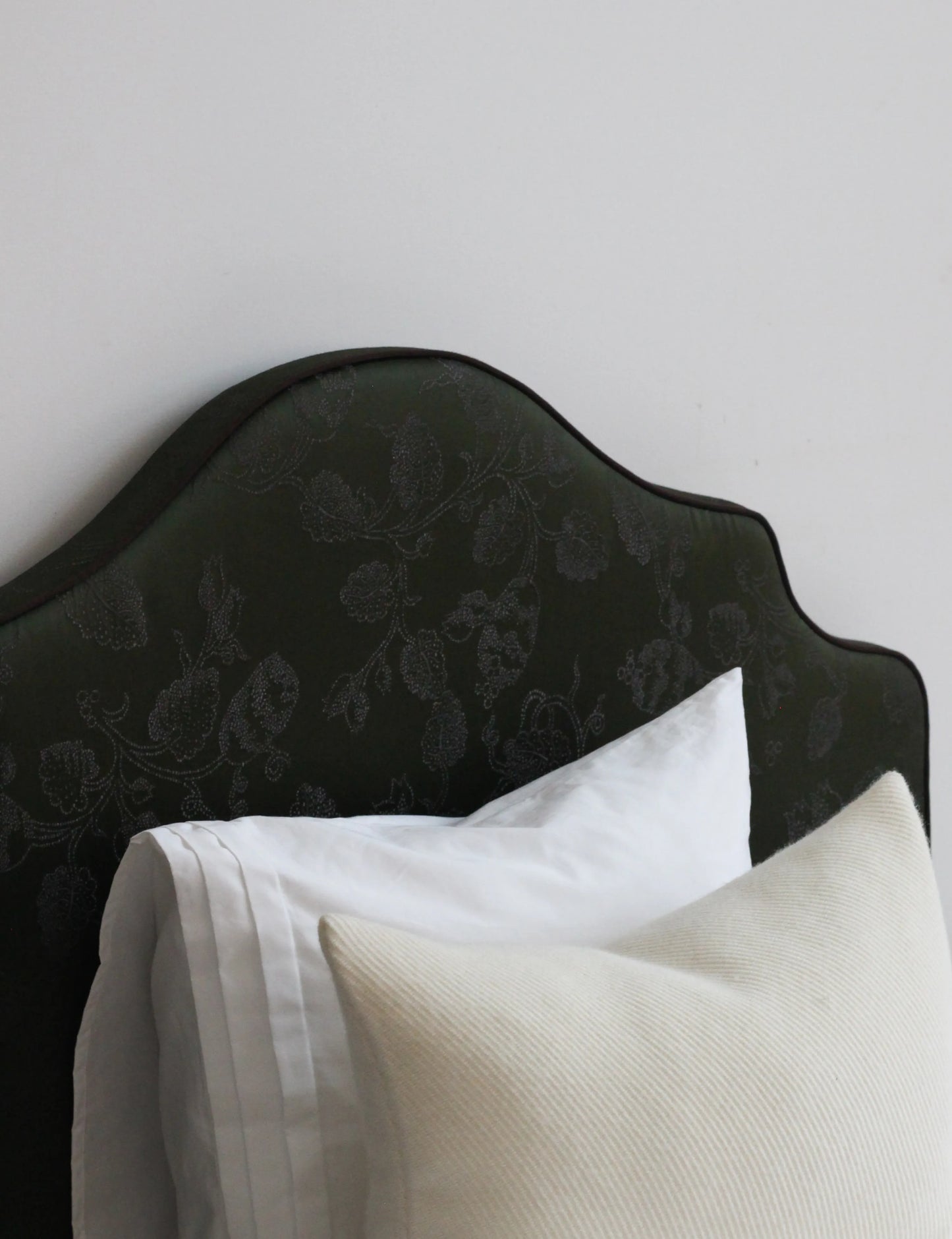 Sänggavel Cotswolds klädd i Dhara Green