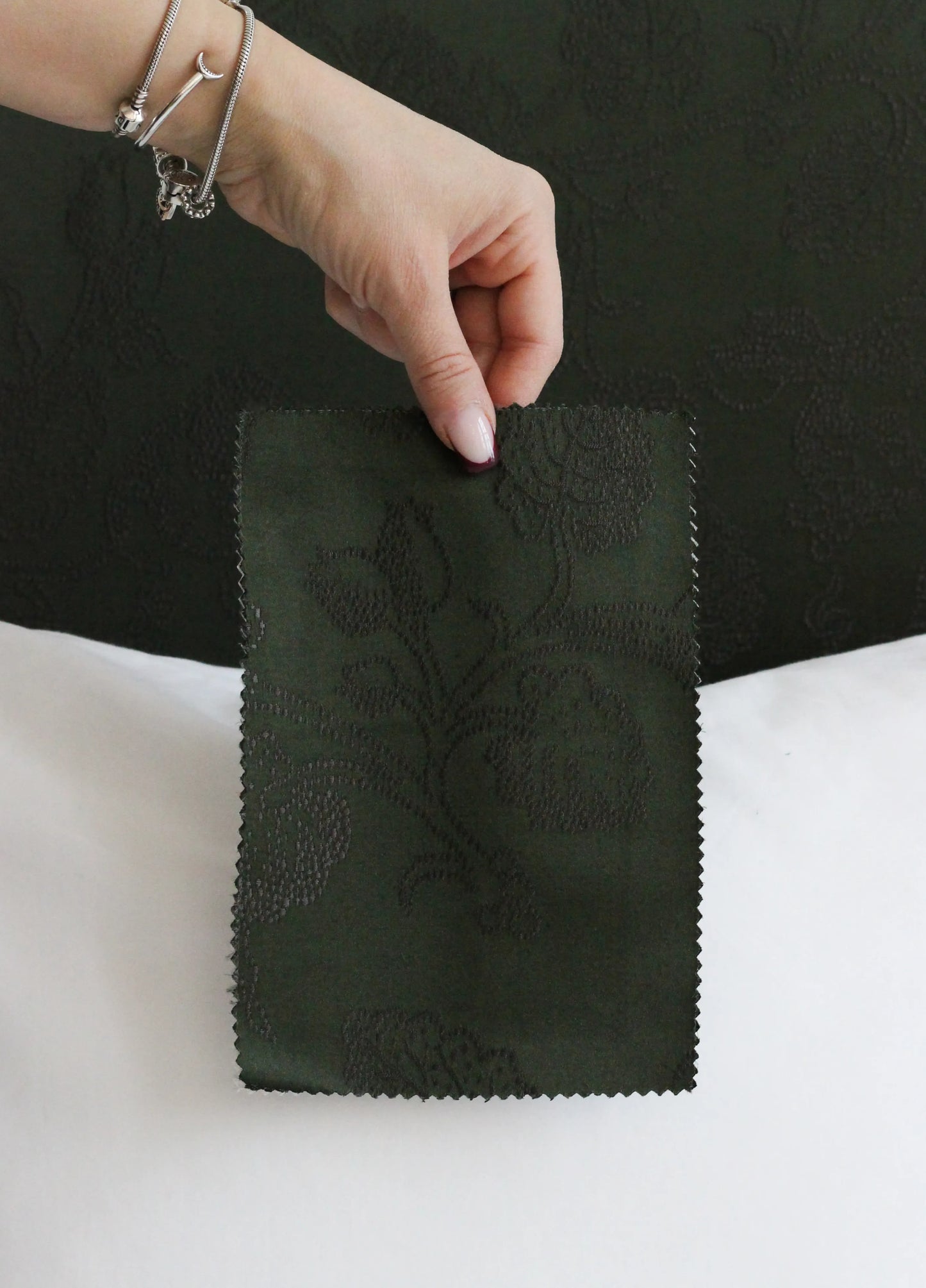 Sänggavel Cotswolds klädd i Dhara Green