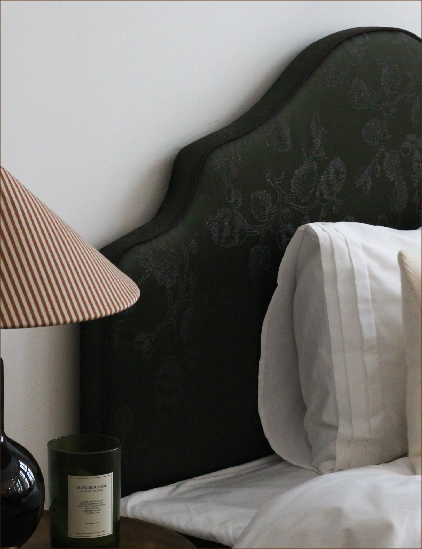 Sänggavel Cotswolds klädd i Dhara Green