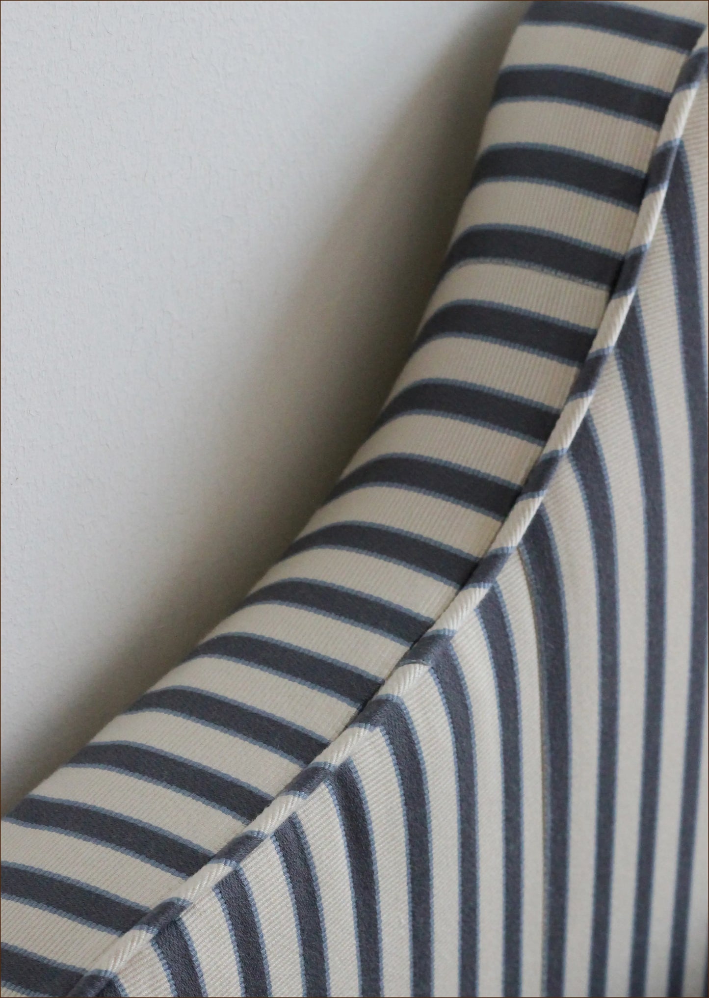 Sänggavel Cotswolds klädd i Manuel Canovas Sophie Marine