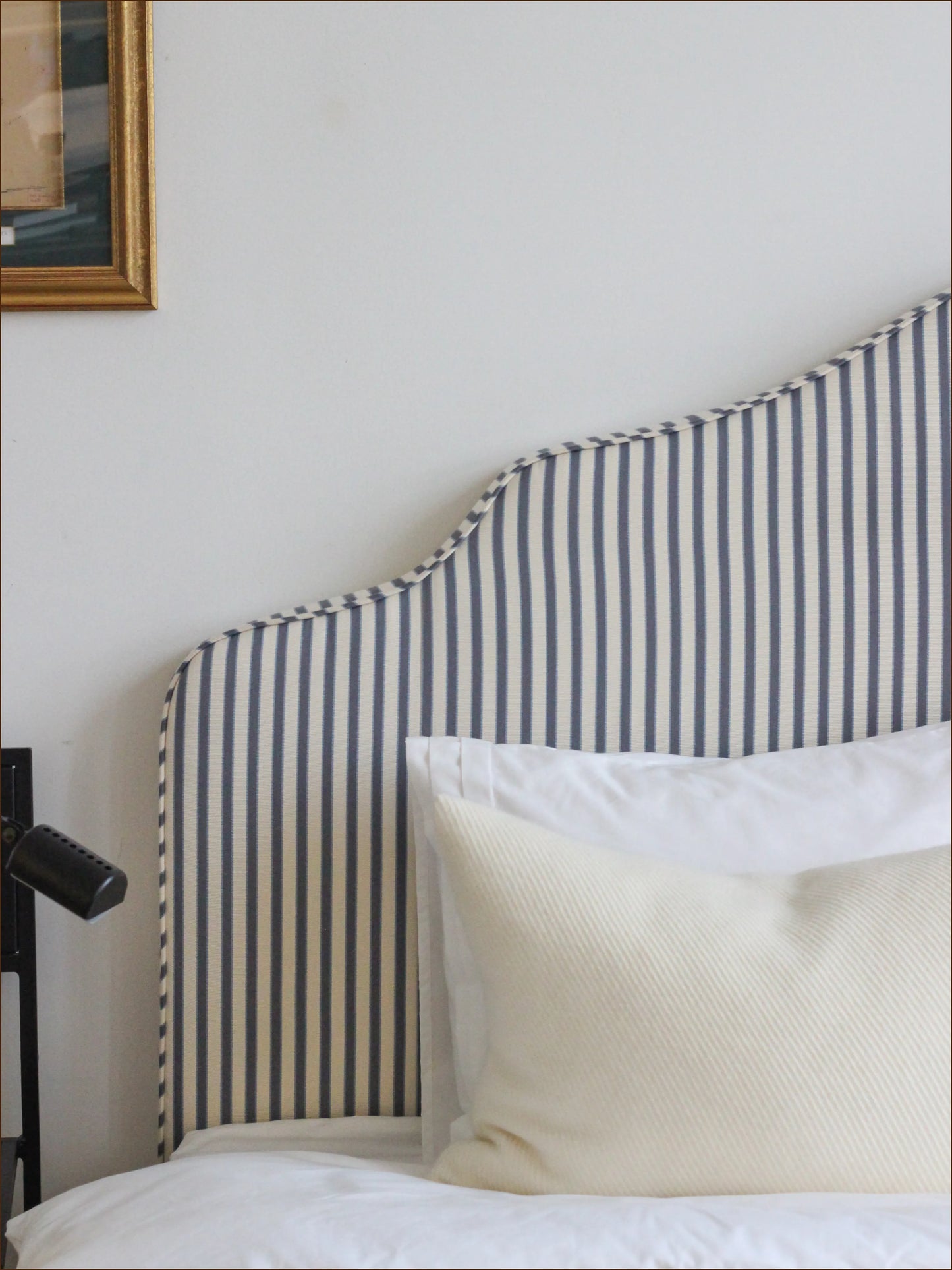 Sänggavel Cotswolds klädd i Manuel Canovas Sophie Marine