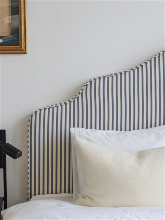 Sänggavel Cotswolds klädd i Manuel Canovas Sophie Marine