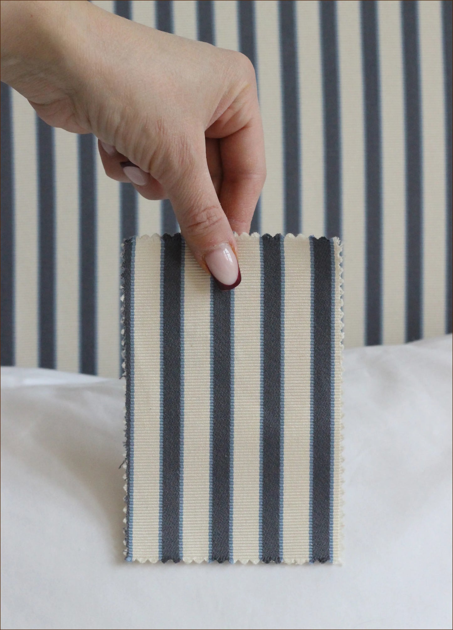 Sänggavel Cotswolds klädd i Manuel Canovas Sophie Marine