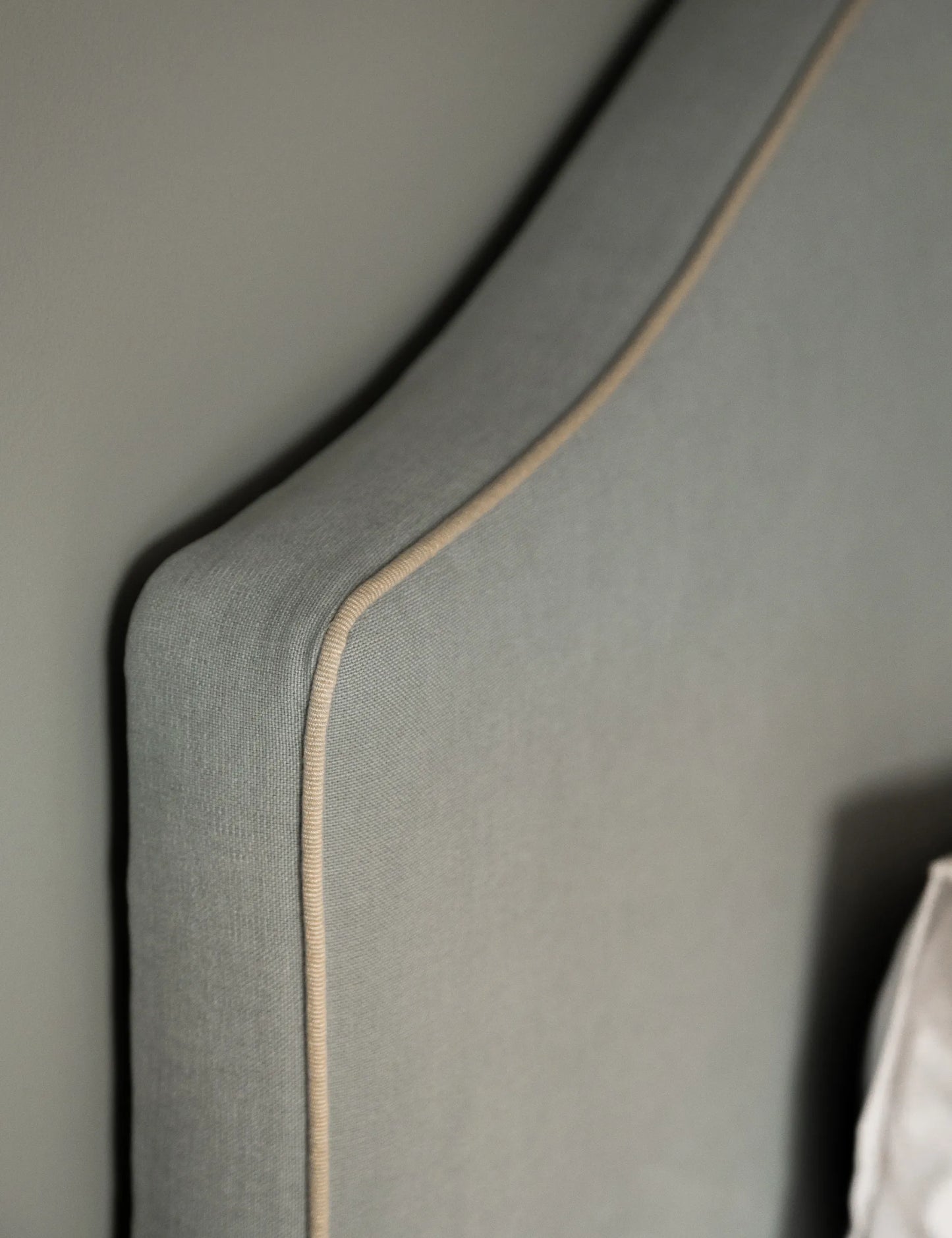 Sänggavel Mayfair i Kirkby Design Abyss 94 cm